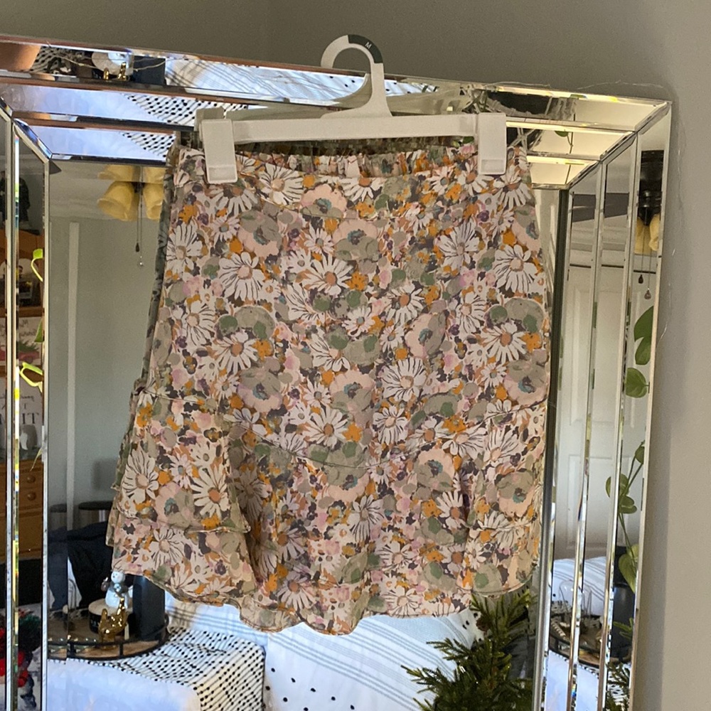 Fluttery floral mini skirt.
